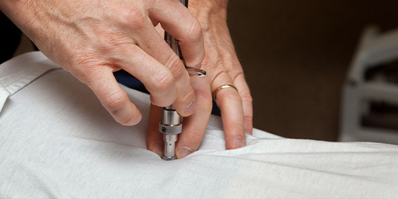 patient getting activator methods in Campbell for auto accident injury