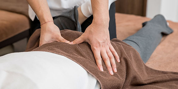 patient getting diversified chiropractic in Campbell for auto accident injury